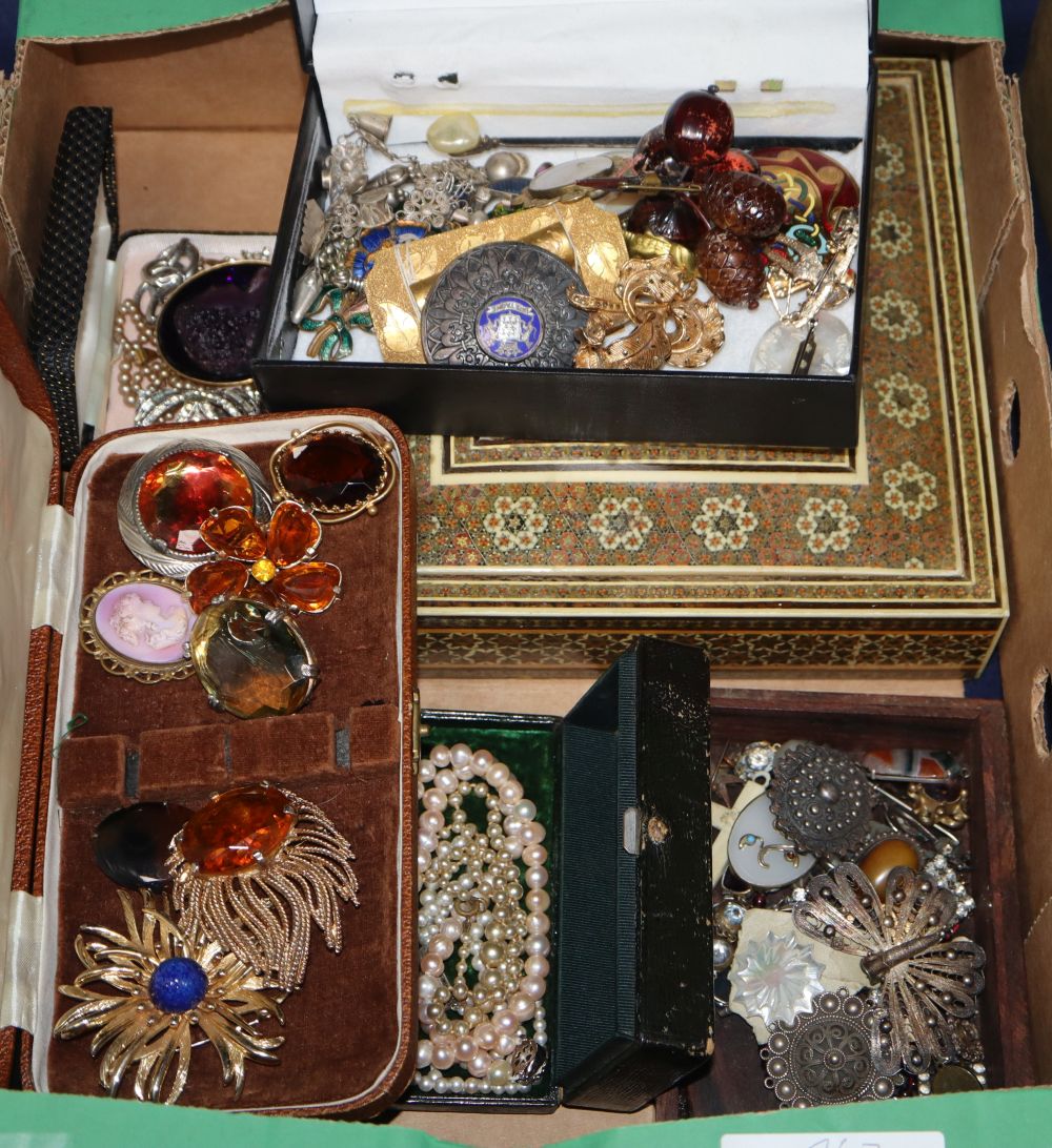 A mixed quantity of assorted costume jewellery including some white metal.